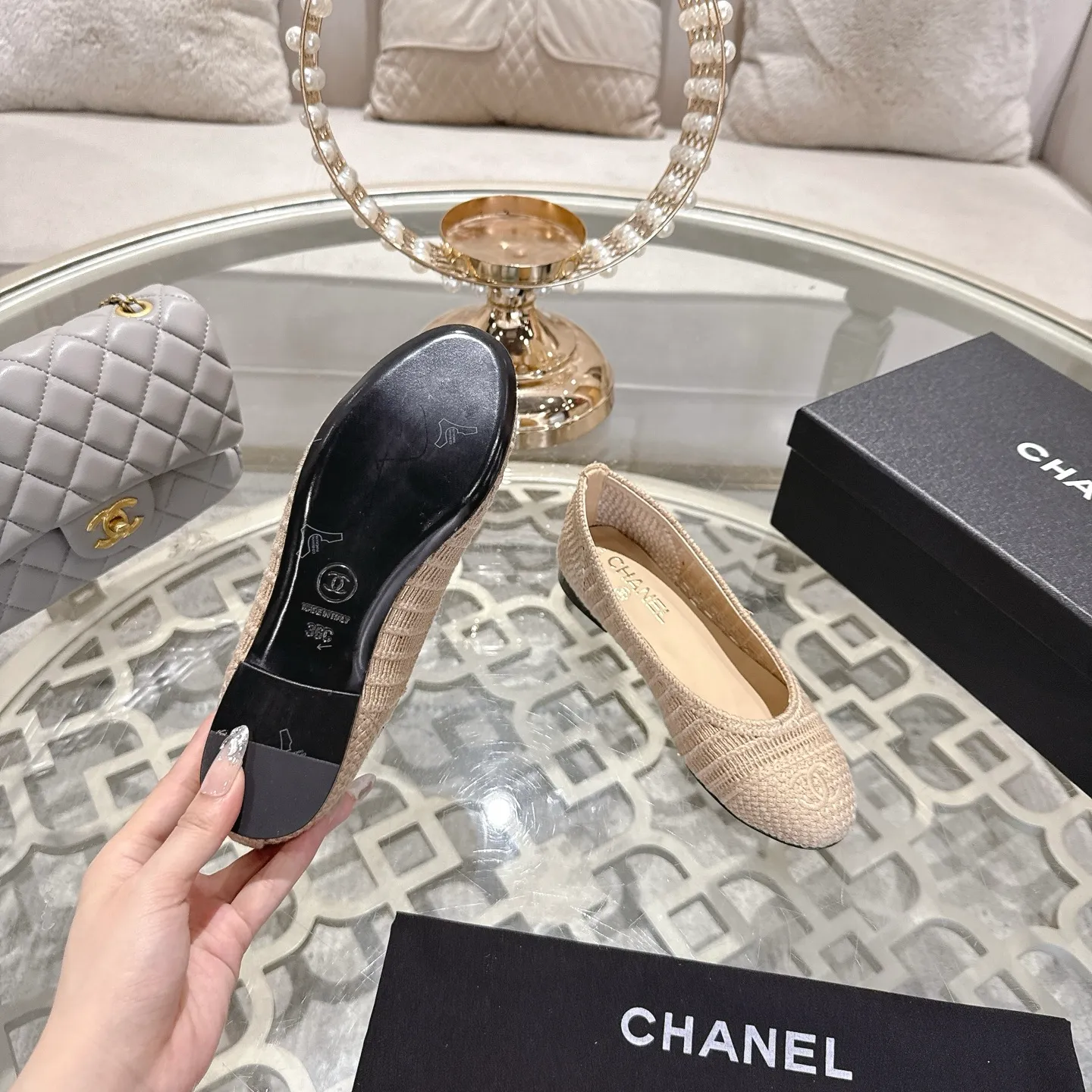 💕💕Factory direct selling price p540💕💕 Chanel 25SS finally releases woven ballet shoes‼ ️ Shoes worthy of their own article, I have to say that they are finally waiting for you! So elegant and chill. Wear it in the summer to enjoy the breeze and walk on the street. Round square toe design. Cute and cute~ The appearance is super online. When you wear it, you will feel like a wealthy daughter. I thought it was good-looking. Only when I put it on my feet do I know how easy it is to wear~ Upper: Exclusive custom-made mesh (comfortable and breathable) Foot pad: Sheepskin Outsole: Genuine leather sole imported from Italy Size: 35-39 (customized at 40.41.42)